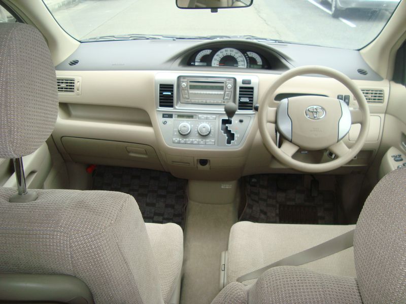 Toyota raum 2008