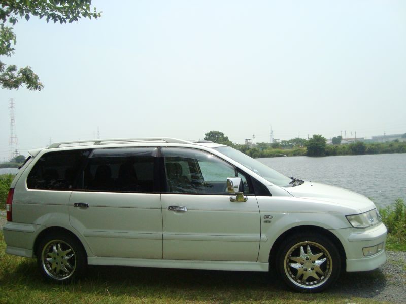 Mitsubishi chariot 2000