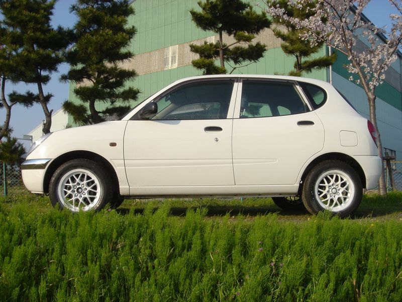 Daihatsu storia 2001