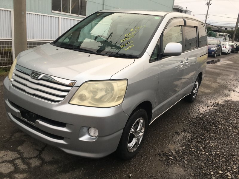 Toyota noah 2003 год