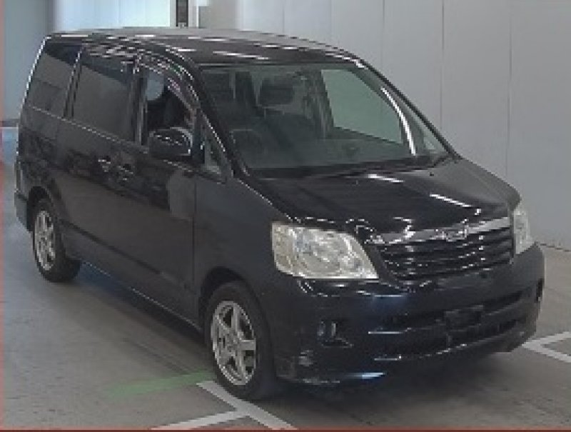 Toyota noah azr60